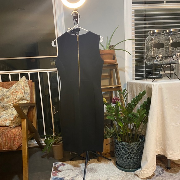 Calvin Klein Black and Floral Dress. Size 6 - Picture 7 of 7